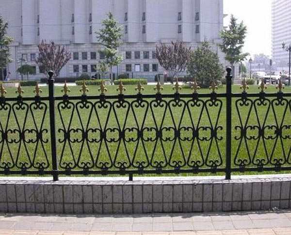 十堰鐵藝護(hù)欄有哪些優(yōu)缺點以及維護(hù)方式呢？
